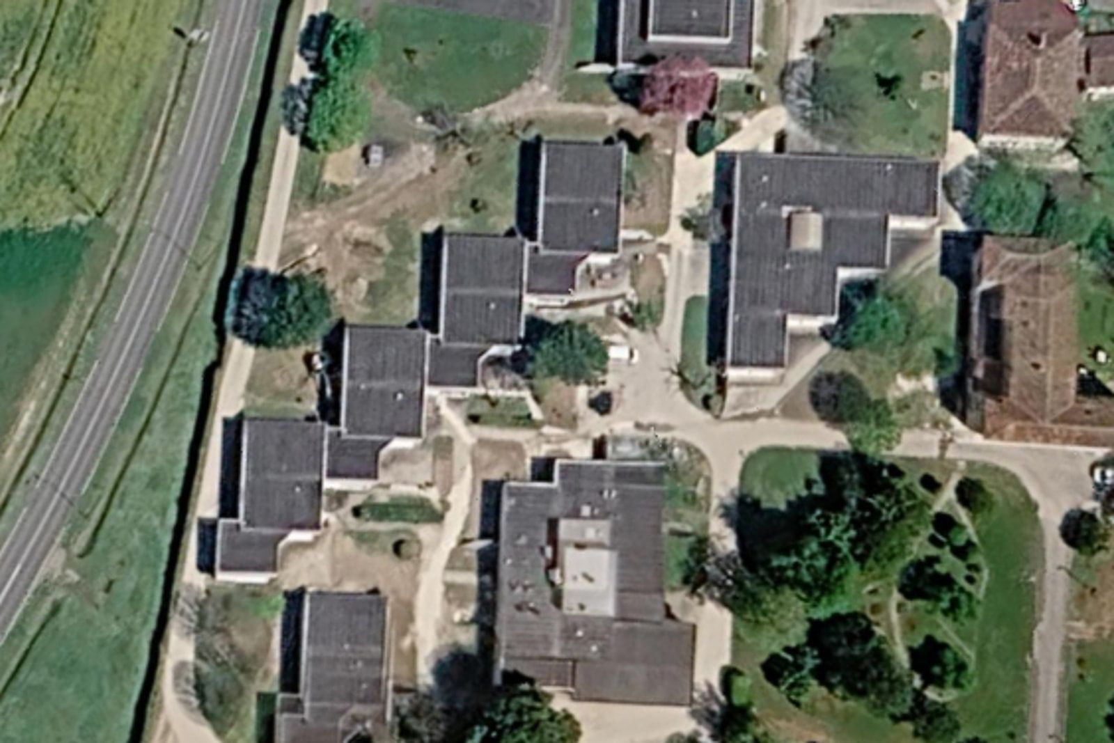Vue aérienne de l’un des sept sites médico-sociaux de l’ADEI en Charente-Maritime : pavillons entre jardins et allées.