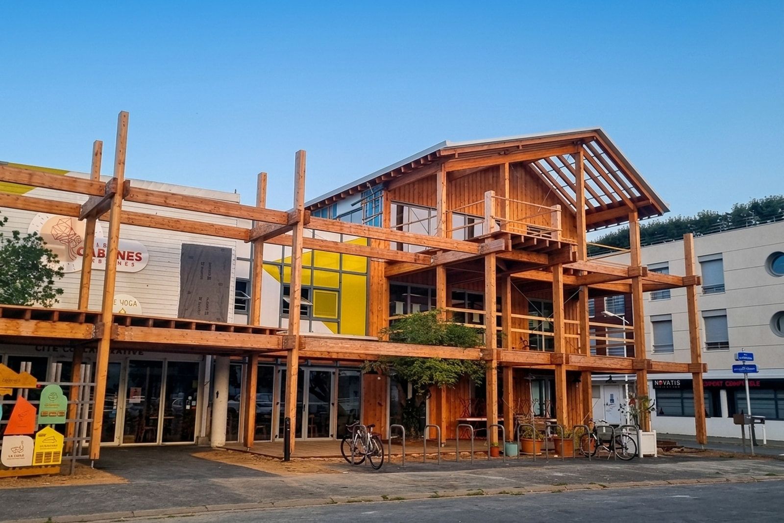 Ossature bois des Cabanes Urbaines greffée sur la façade d’un bâtiment d’activités réhabilité, rue Cardinal à La Rochelle.