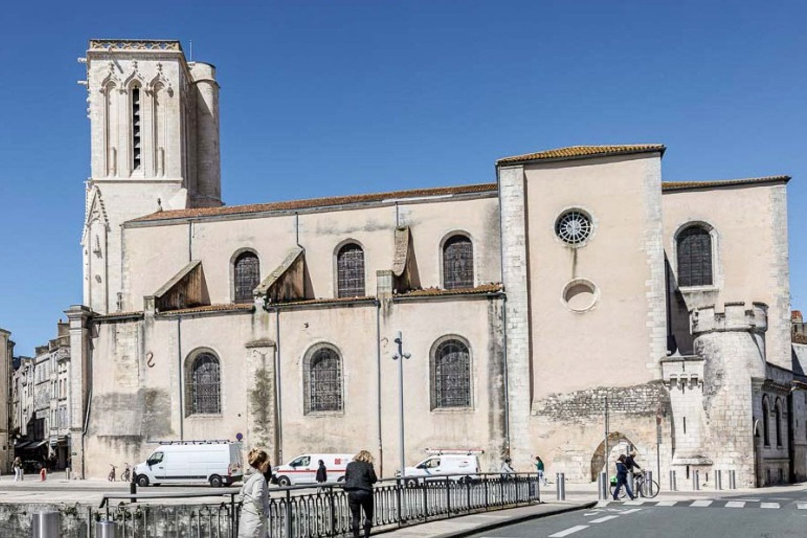 Église Saint-Sauveur à La Rochelle : nef et clocher du XVᵉ siècle, classé monument historique.