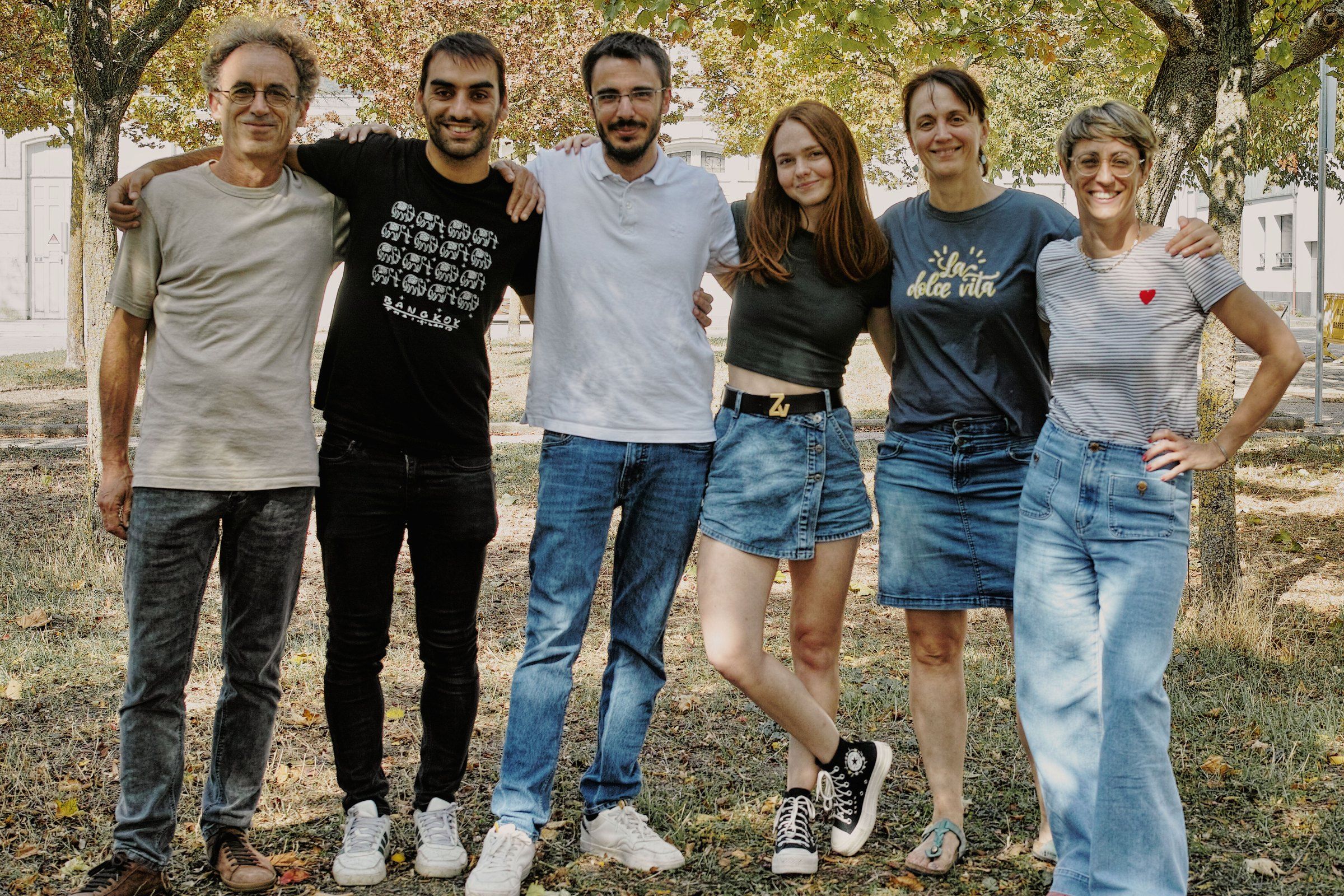 L’équipe de FT2E, en extérieur, sous les arbres