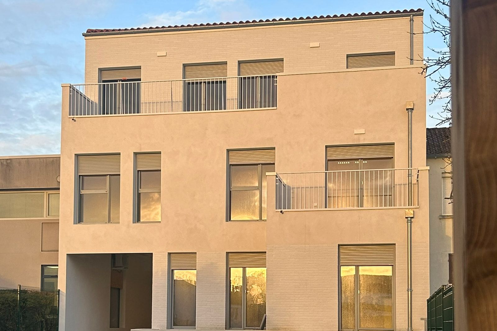 Étude notariale du boulevard Joffre à La Rochelle : bureaux neufs de trois niveaux, balcons et passage voiture sous le premier étage.