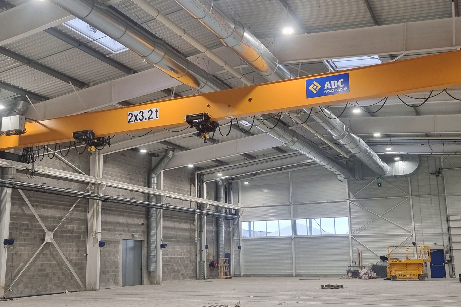 Atelier de l’extension Fountaine Pajot à Aigrefeuille-d’Aunis : gaines de traitement d’air et pont roulant de 2 × 3,2 t sous la charpente.
