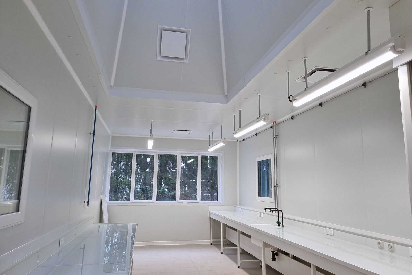 Laboratoire du projet GAELIC d’Innov’ia à La Rochelle : paillasses le long des parois et bouche de ventilation au plafond.
