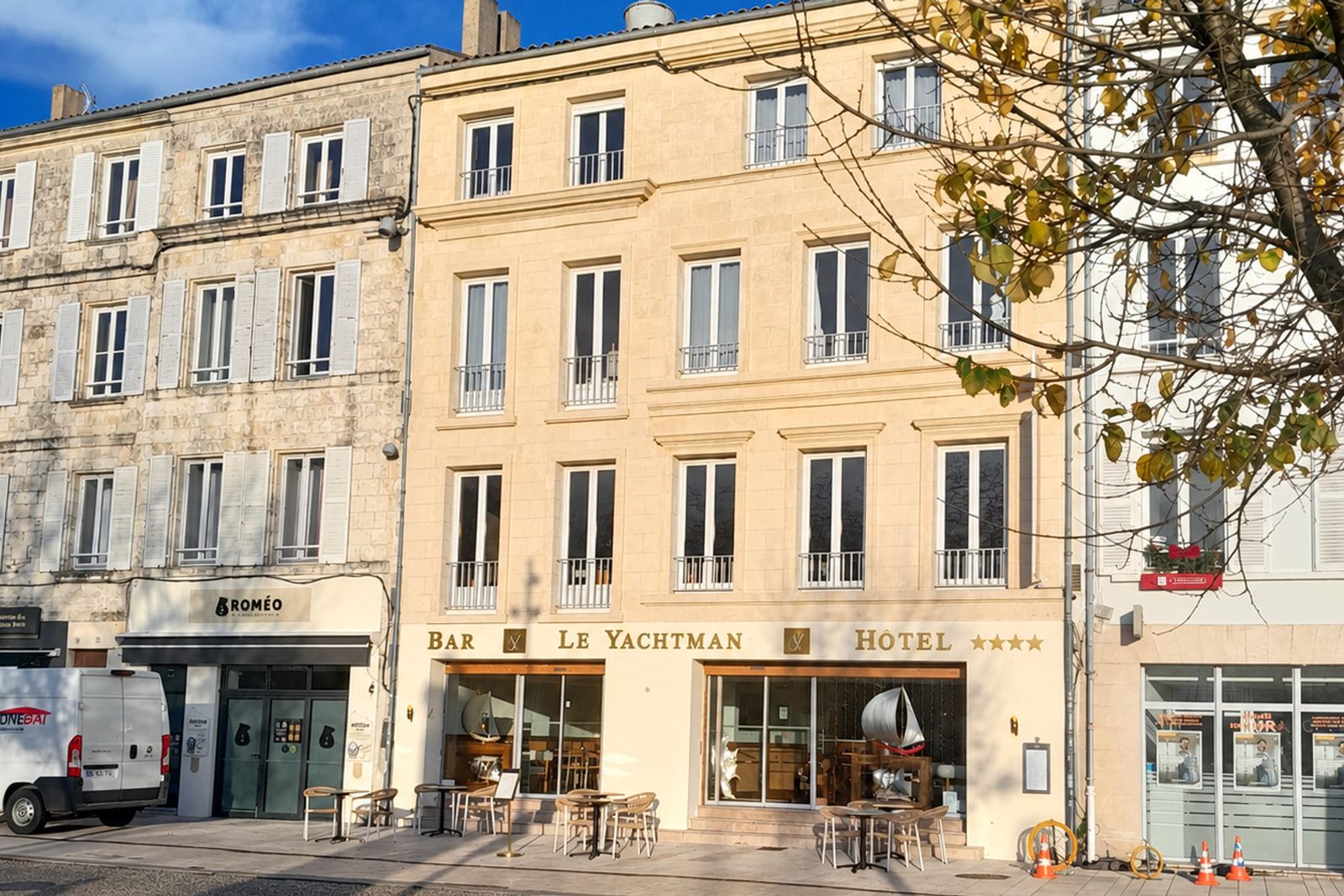 Façade de l’hôtel Le Yachtman sur le quai Valin, au Vieux Port de La Rochelle : deux immeubles accolés, bar au rez-de-chaussée.