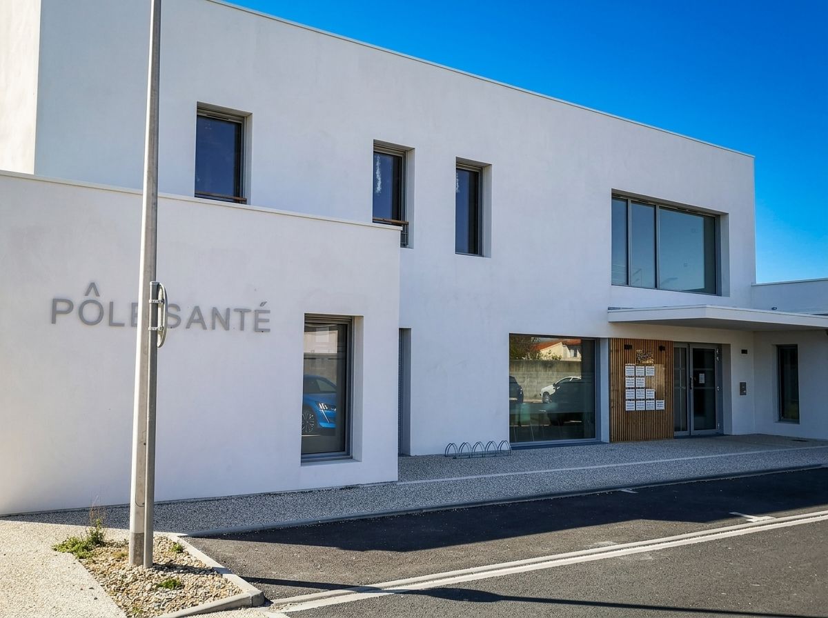 Pôle santé d’Angoulins : volumes enduits blancs, entrée sous auvent et claire-voie bois.