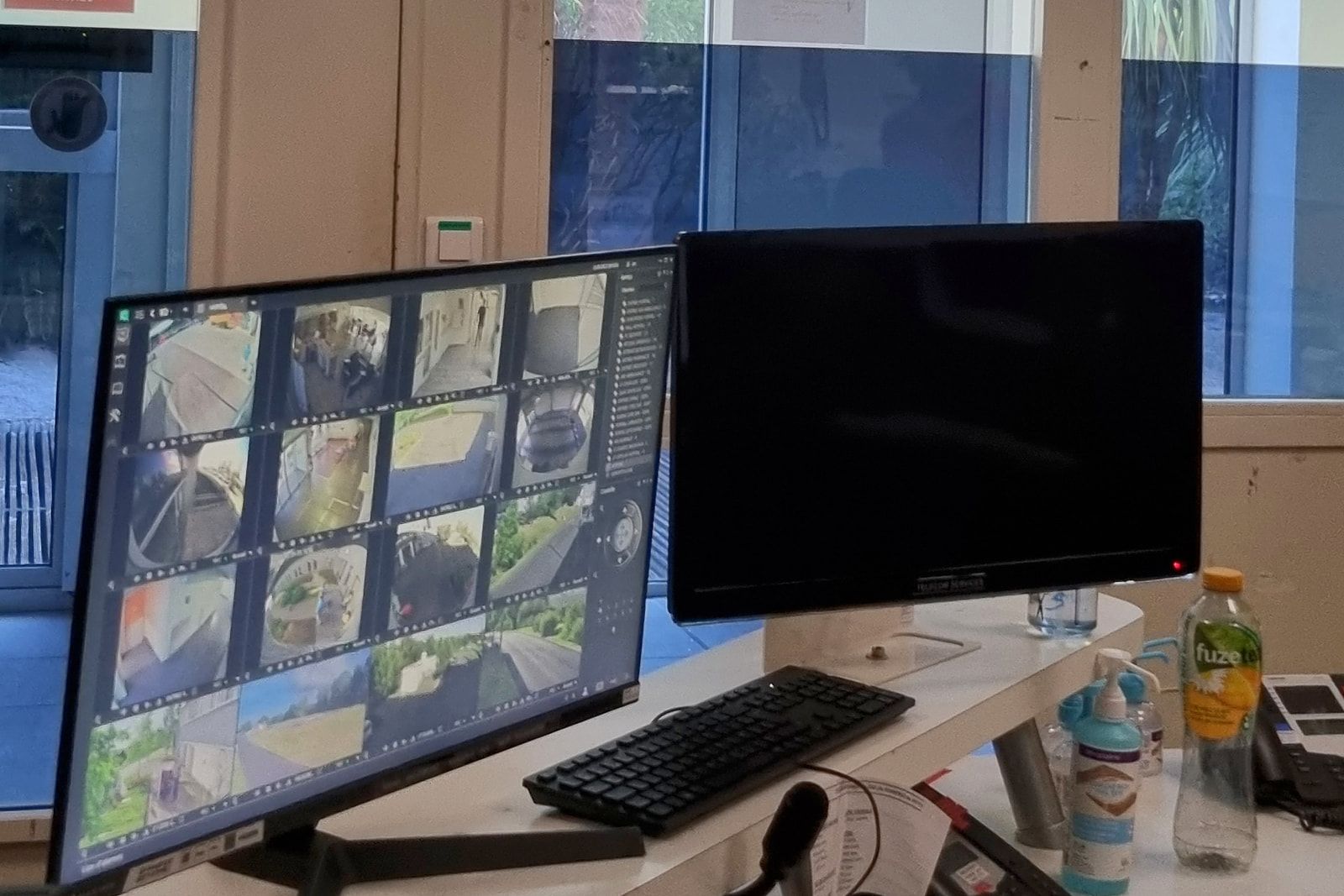 Poste d’exploitation de la vidéosurveillance du centre hospitalier de Rochefort : mosaïque des caméras à l’écran.